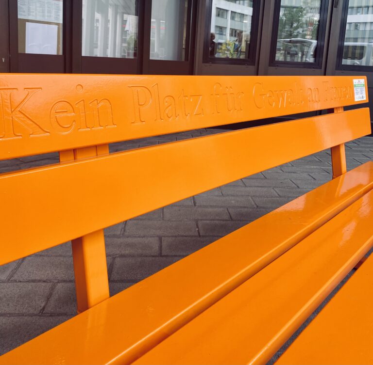 Die GRÜNEN Frauen zeigen orangene Flagge